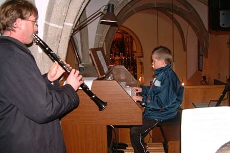 Michael Poppinger unterstützt von seinem Vater auf der Orgel beim "Gloria"