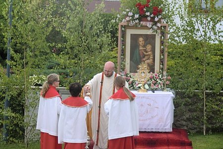 Letzter Altar: Pater Daniel mit den drei Ministranten Theresa und Maximilian Mayerhofer sowie Viktoria Oberbauer