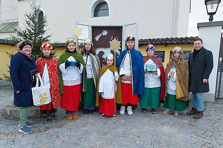 Sternsinger, die in Sallingstadt unterwegs waren: Begleitperson Karin Böhm, Tobias Hölzl, Lara Hölzl, Nina Danzinger, Luis Hipp, Linus Hipp, Josef Danzinger, Astrid Krecek und Begleitperson Bernhard Krecek