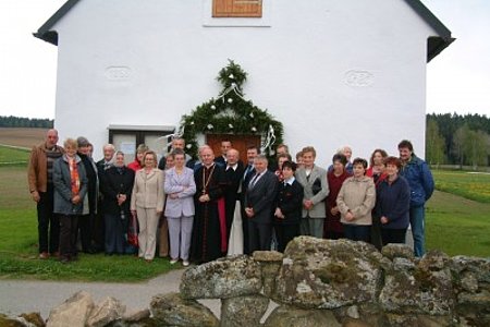 Ein Gruppenbild vor der Kapelle in Windhof