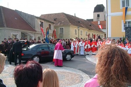 Der Bischof kommt pünktlich um 8.30 in Sallingstadt an