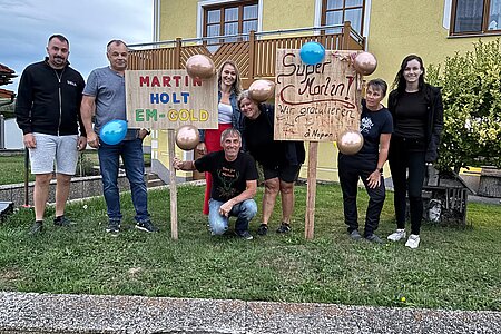Am Abend des Erfolges, ließ sich die Axersdorfer Nachbarschaft das nicht nehmen, Martin via Überraschungstafeln zu gratulieren! Am Foto: Dominik und Josef Kalch, Julia Lenz, Walter und Birgit Hipp, Claudia Krenn und Vanessa Neunteufel (v.l.)