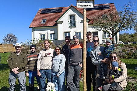 Ein kleines Gruppenfoto von einigen Walterschlägerinnen und Walterschläger entstand beim Aufstellen des Ortsvorsteher-Maibaums: Georg Höllrigl, Harald Gretz, Klaus Krapfenbauer, Pia Just, Alexander Scheidl, Paul Scheidl, Felix Scheidl, Harald Krapfenbauer, Tobias Krapfenbauer, Carina Mayer und Valerie Mayer.