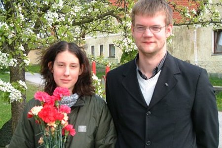 Obmann Bernie Kaufmann und Regina Holzmüller bringen den Müttern Blumen als Dankeschön!