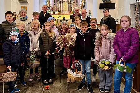 Erntedankfest 2025:Die Kinder von links nach rechts:Jakob Tatzer, Anton Weiland, Lukas Hipp, Nora Winkler, Klara Tatzer, Luisa Boden, Ines Steininger, Pia Poppinger, Jakob Holzmüller, Marcel Fichtinger, Michael Holzmüller, Lia Berger und Kathrin SteiningerDahinter: Anita Oppl, Karin Böhm, Bgm. Josef Schaden, Harald Zauner, P. Daniel Gärtner und Tanja Berger Erntedankfest 2025:Die Kinder von links nach rechts:Jakob Tatzer, Anton Weiland, Lukas Hipp, Nora Winkler, Klara Tatzer, Luisa Boden, Ines Steininger, Pia Poppinger, Jakob Holzmüller, Marcel Fichtinger, Michael Holzmüller, Lia Berger und Kathrin SteiningerDahinter: Anita Oppl, Karin Böhm, Bgm. Josef Schaden, Harald Zauner, P. Daniel Gärtner und Tanja Berger