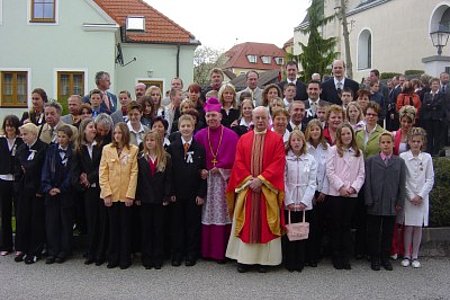 Gruppenbild der Firmlinge mit den Paten vor der Pfarrkirche