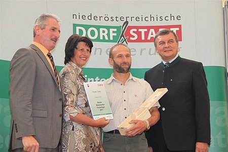 Bgm. Johann Hölzl, Obfrau der NÖ Dorferneuerung Maria Forster, Walter Gretz, Landtagsabgeordneter Ing. Johann Hofbauer