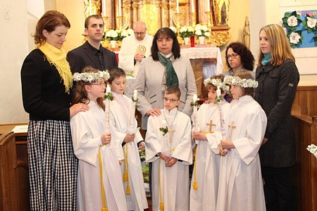 Das Taufbekenntnis wurde im Beisein des jeweiligen Taufpaten der Kinder bekräftigt.