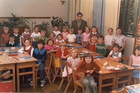 Letztes Volksschuljahr in Sallingstadt: Martin Höllrigl, Josef Kalch, Regina Hofbauer, Sabine Decker, Emma Schaden, Andrea Grünstäudl, (innen sitzend v. l.), Harald Edinger, Robert Spalovsky, Erich Oberbauer, Eveline Fitzinger, Elfriede Kramreither, Rosa Artmann, Bettina Holzmüller, Martina Grassinger, Andreas Hipp, Martina Boden, Margarethe Grassinger, Martin Müllner Monika Grassinger, Bettina Scheidl, Höllriegl Gerhard, Helmut Holzmüller, Elisabeth Dum, Gerlinde Kaufmann, Petra Müllner, Doris Reuberger, (außen v. l.)