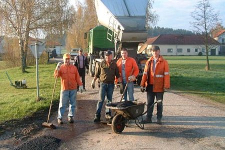 Die Mitarbeiter der Fa. Swietelsky führten im Auftrag der Gemeinde die Asphaltierungsarbeiten im Ort durch