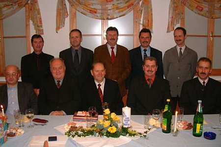 Der Jubilar mit Ehrengäste und den 5 Söhnen