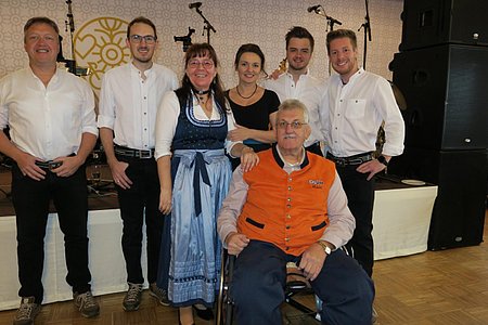 Höllawind und Zaitlos mit den Organisatoren Elfi u. Sepp Krapfenbauer
