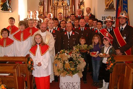 P. Daniel, Ministranten, Erstkommunionkinder und die Feuerwehr stellten sich zum Erinnerungsfoto an das Erntedankfest 2009 in Sallingstadt