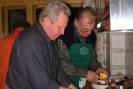 Fritz und Josef waren verantwortlich für die Kartoffelsuppe