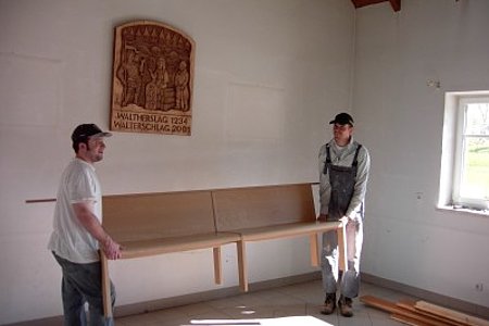 Harald Gretz und Alexander Scheidl beim Ausräumen des Dorfhauses