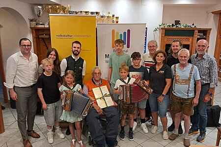 GF der VK NÖ, Dr. Harald Froschauer, Philip, Leonie, Lisa, Musiklehrer Stefan Stütz, Josef Krapfenbauer, Fabian, Tobias und Florian, Dir. Alexander Kastner, GF Roswitha Schaden, Musiklehrer Andreas Urevsky, Reinhold Haderer und Bürgermeister Josef Schaden