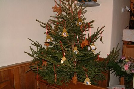 der geschmückte Christbaum ziert die Pfarrkirche zu Weihnachten