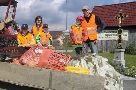 ... beim Müllsammeln in Walterschlag: Paul, Iris, Felix, Marie und Alexander Scheidl