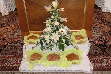 Vor dem Altar stand das selbst gebackene Brot der Kinder, das am Schluss der Messe gesegnet wurde.