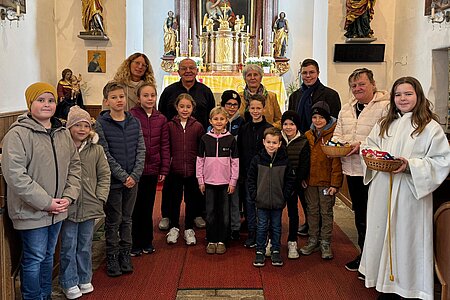 Religionslehrerin Alexandra Kugler, Johannes Layr, Anita Oppl, Bernhard Krecek, Karin Böhm und Felice Berger mit zahlreichen Kindern, die sich nach der Messe für ein Foto zur Verfügung stelltennicht am Bild: Josef Schaden