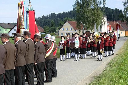 Festliche Begleitung durch den Musikverein Schweiggers und die Feuerwehren aus Limbach und Sallingstadt