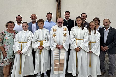 Pfarrfest anlässlich des Jakobikirtags:Mesnerin Karin Böhm, Organist Markus Stundner, Felice Berger, Bürgermeister Josef Schaden, Tobias Hölzl, Geschäftsführender Gemeinderat Andreas Holzmüller, P. Daniel Gärtner, Alexander Scheidl, Lara Hölzl, Christopher Edelmaier, Astrid Krecek, Roswitha Oberbauer und Walter Gretz Pfarrfest anlässlich des Jakobikirtags:Mesnerin Karin Böhm, Organist Markus Stundner, Felice Berger, Bürgermeister Josef Schaden, Tobias Hölzl, Geschäftsführender Gemeinderat Andreas Holzmüller, P. Daniel Gärtner, Alexander Scheidl, Lara Hölzl, Christopher Edelmaier, Astrid Krecek, Roswitha Oberbauer und Walter Gretz