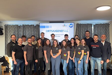 Die Mitglieder und Ehrengeäste des Ortsjugendtages.v.l.: Christopher Edelmaier, Kommandant der FF Sallingstadt HBI Wolfgang Weitzenböck, Jakob Hipp, Maximillian Maierhofer, JVP Waldviertelobmann Matthias Schiller, Ina Böhm, Obmann Paul Scheidl, Petra Müllner, JVP Landesobmann Sebastian Stark, Lena Pöcksteiner, Tanja Müllner, Julian Ertl, Lilly Hipp, Julia Poppinger, Lena Poppinger, Anna Kurz, VV Obmann Markus Rabl, JVP Bezriksobmann Stv. Florian Schierhuber, Bürgermeiser Josef Schaden