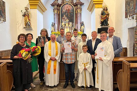 Obfrau des Vereins Together Elisabeth Springer, Dagmar Buzu, Teodor Buzu, Pater Daniel Gärtner, Obmannstellvertreter des Pfarrgemeinderates Alexander Scheidl, Mesner Leopold Holzmüller, Felix Scheidl, Linus Hipp, Luis Hipp, Vizebürgermeister Günther Prinz, Bernhard Krecek und Bürgermeister Josef Schaden