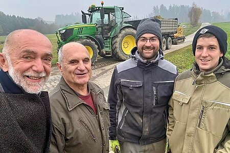 Bürgermeister Josef Schaden mit den Landwirten die abtransportierten: Gerhard Hipp, Christopher Edelmaier, Stefan Wally