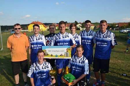 Die Sieger des Fußballturniers: JVP Sallingstadt/Walterschlag mit Schiedsrichter Karl Poppinger