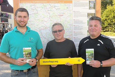 GR Andreas Holzmüller, Robert Strasser und Verschönerungsvereinsobmann Peter Olsa freuen sich, den "Limbacher Wanderweg" präsentieren zu können.
