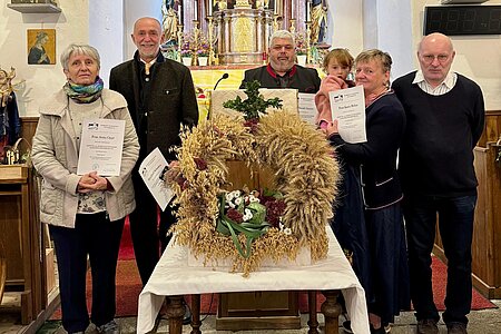 Anita Oppl, Josef Schaden, Harald Zauner, Karin Böhm (mit Enkeltochter Grazia) und P. Daniel Gärtner