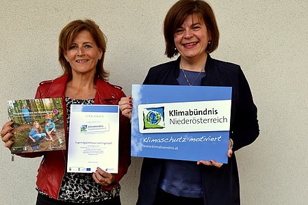 Die Geschäftsführerin vom Jugendgästehaus Sallingstadt Roswitha Schaden mit Dr. Petra Schön vom Klimabündnis NÖ bei der Zertifikatsüberreichung.