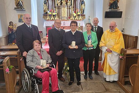 Pater Daniel Gärtner mit den drei Ehepaaren: Herbert und Gertrude Simon (50 Jahre), Josef und Edith Holzmüller (60 Jahre) sowie Claudia und Herbert Krenn (25 Jahre)