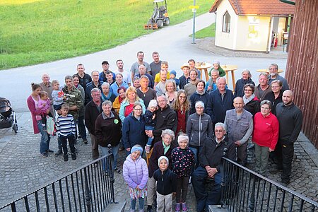 Gruppenfoto der Walterschläger Dorfbevölkerung (fotografiert von Elfriede Krapfenbauer)