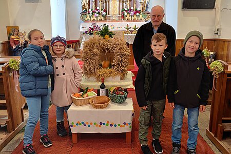 Katrin Steininger, Valentina Meisel, Luis Hipp und Michael Holzmüller brachten die Erntegaben und stellten sich mit P. Daniel Gärtner einem Erinnerungsfoto.