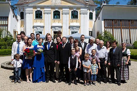 Gruppenfoto aller Hochzeitsgäste