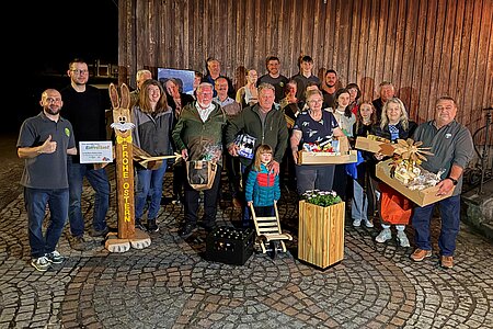 Die Gewinnerinnen und Gewinner des Eierpeckens 2026 sowie einige Personen des Organisationsteam: Dorfhaus-Obmann Harald Gretz, VV-Obmann Markus Rabl, Harald Zauner, Leonie Kurz, Martina Leutner, Manuel Gruber, Ottmar Grübl, Herbert Gruber, Leopold Russ, Cornelia Haider, Emma Danzinger, Johann Danzinger, Ortsvorsteher Alexander Scheidl, Angelika Klenn, Felix Scheidl, Maria Danzinger, Michael Hipp, Lara Hölzl, Gerlinde Meidl, Astrid Krecek, Johann Meidl, Marina Weiß und Franz Karlinger Die Gewinnerinnen und Gewinner des Eierpeckens 2026 sowie einige Personen des Organisationsteam: Dorfhaus-Obmann Harald Gretz, VV-Obmann Markus Rabl, Harald Zauner, Leonie Kurz, Martina Leutner, Manuel Gruber, Ottmar Grübl, Herbert Gruber, Leopold Russ, Cornelia Haider, Emma Danzinger, Johann Danzinger, Ortsvorsteher Alexander Scheidl, Angelika Klenn, Felix Scheidl, Maria Danzinger, Michael Hipp, Lara Hölzl, Gerlinde Meidl, Astrid Krecek, Johann Meidl, Marina Weiß und Franz Karlinger