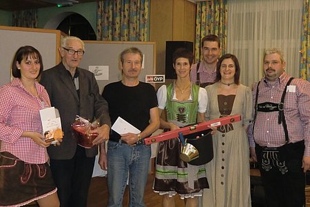 Die Gewinner: Michaela Kalch, Leopold Fuchs, Johann Kaufmann und Silvia Schuster mit Alexander und Iris Scheidl sowie Obmannstellvertreter Harald Zauner