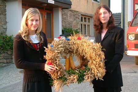 Böhm Madeleine und Holzmüller Regina trugen die Erntekrone
