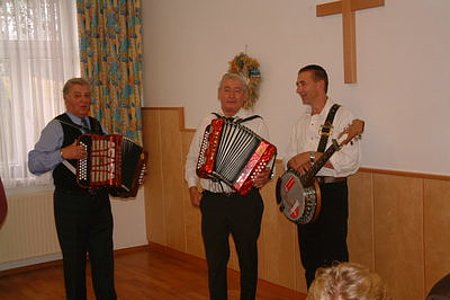 Tschechische Musikanten spielten zum Frühschoppen und Mittagessen im Dorfzentrum auf