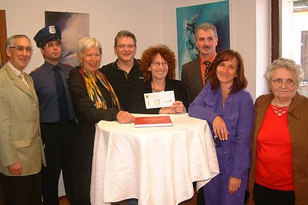 Initiatorin HerfriedeKonkolits-Fessl mit Bürgermeister Johann Hölzl und Vorstandsmitglieder des Vereines sowie den Mitgliedern der Theatergruppe Zwettl bei der Eröffnung der "kleinen Werkstatt"